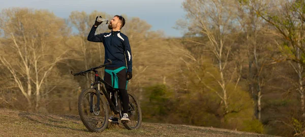 Panorama Cyklista Projíždí Lesem — Stock fotografie