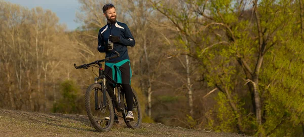 Panorama Cyklista Projíždí Lesem — Stock fotografie