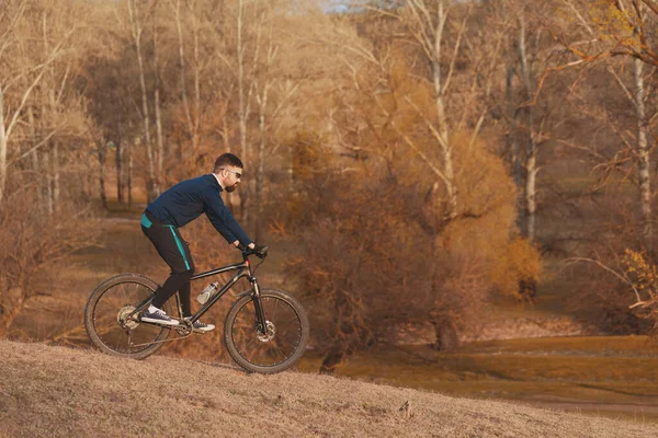 Fietser Rijdt Door Het Herfstbos Het Park — Stockfoto