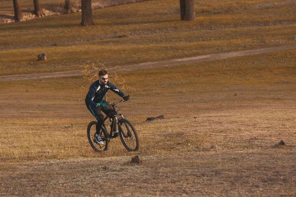 Cyklist Rider Genom Höstskogen Och Parken — Stockfoto
