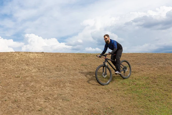 Bearded Mountain Bicyclist Rides Mountains Beautiful Sky — Stock Photo, Image