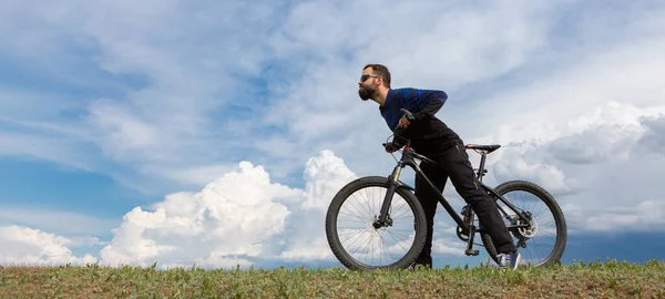 Panorama Bearded Mountain Bicyclist Rides Mountains Beautiful Sky — Stock Photo, Image