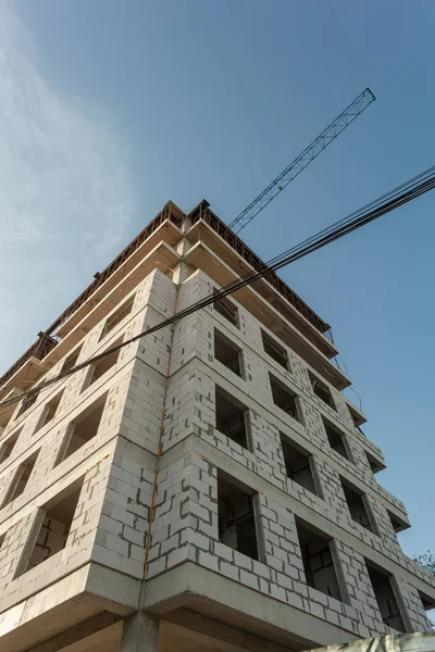Multi Verdiepingen Woongebouw Aanbouw Kraan Een Achtergrond Van Blauwe Lucht — Stockfoto