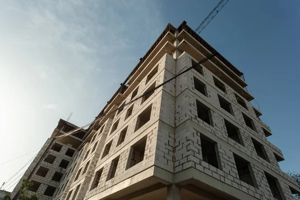 Edifício Residencial Vários Andares Construção Guindaste Fundo Céu Azul — Fotografia de Stock