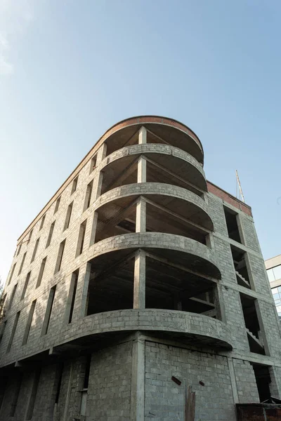 Многоэтажное Строящееся Жилое Здание Кран Фоне Голубого Неба — стоковое фото