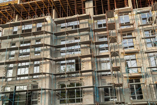 Immeuble Résidentiel Plusieurs Étages Construction Grue Sur Fond Ciel Bleu — Photo