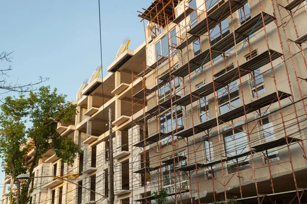 Immeuble Résidentiel Plusieurs Étages Construction Grue Sur Fond Ciel Bleu — Photo