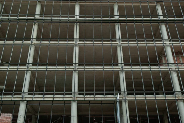 Edifício Residencial Vários Andares Construção Guindaste Fundo Céu Azul — Fotografia de Stock