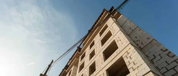Панорама Строящегося Многоэтажного Жилого Дома Крана Фоне Голубого Неба — стоковое фото