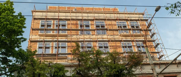 Панорама Строящегося Многоэтажного Жилого Дома Крана Фоне Голубого Неба — стоковое фото