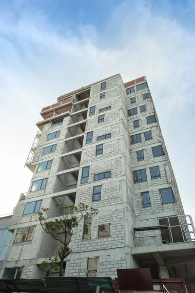 Многоэтажное Строящееся Жилое Здание Кран Фоне Голубого Неба — стоковое фото