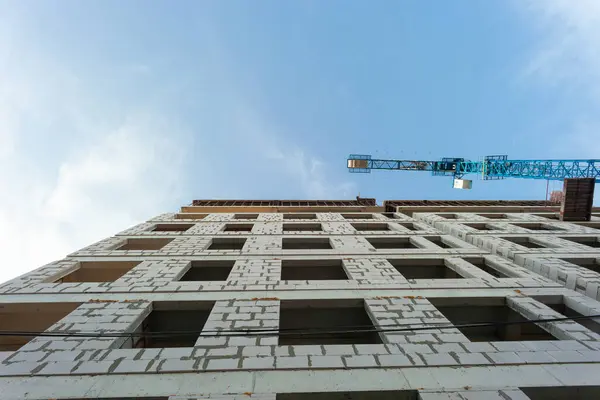 青空を背景に建設中の高層住宅やクレーン — ストック写真