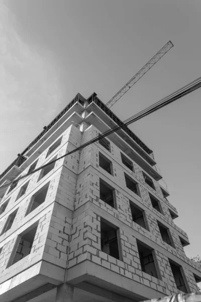 Foto Blanco Negro Edificio Residencial Varios Pisos Construcción Grúa Sobre —  Fotos de Stock