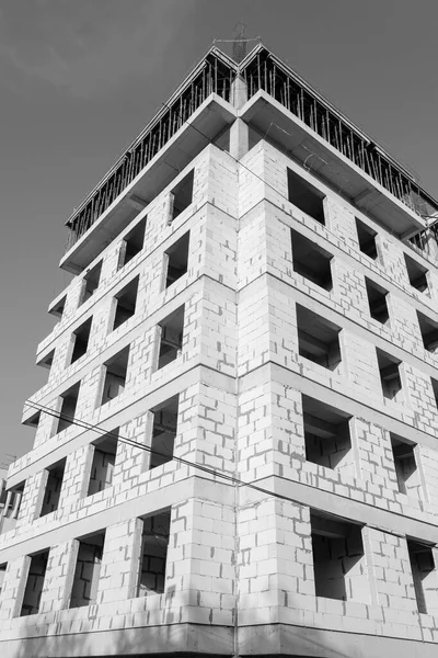 Foto Blanco Negro Edificio Residencial Varios Pisos Construcción Grúa Sobre — Foto de Stock