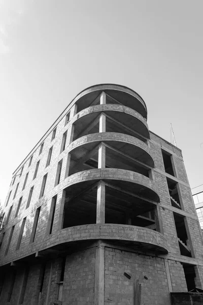 Foto Blanco Negro Edificio Residencial Varios Pisos Construcción Grúa Sobre — Foto de Stock