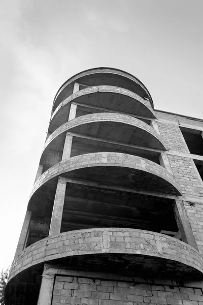 Foto Blanco Negro Edificio Residencial Varios Pisos Construcción Grúa Sobre —  Fotos de Stock