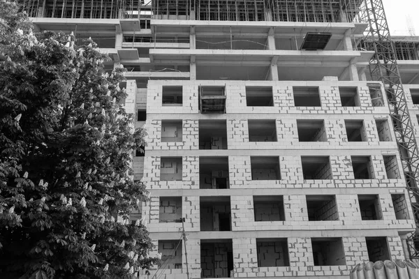 Foto Blanco Negro Edificio Residencial Varios Pisos Construcción Grúa Sobre —  Fotos de Stock