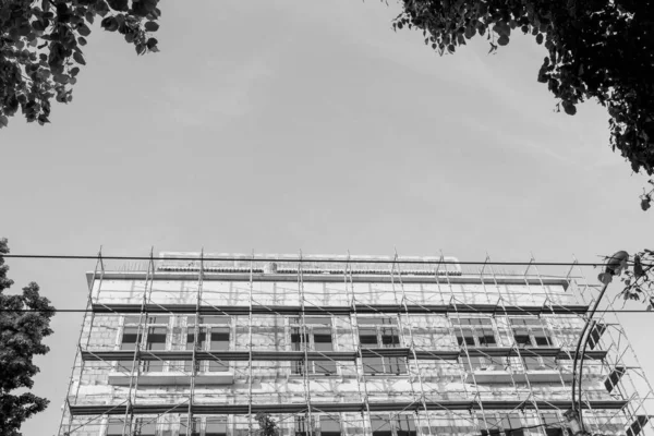 Черно Белая Фотография Строящегося Многоэтажного Жилого Дома Крана Фоне Голубого — стоковое фото