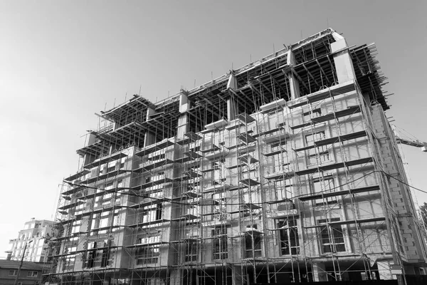 Foto Blanco Negro Edificio Residencial Varios Pisos Construcción Grúa Sobre — Foto de Stock