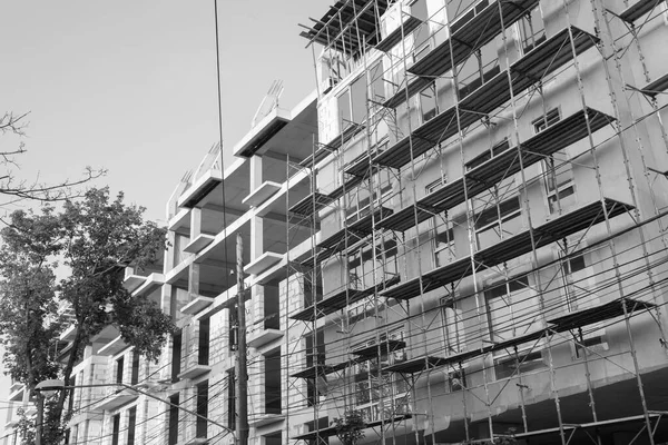 Чорно Біле Фото Багатоповерхового Житлового Будинку Під Будівництвом Краном Фоні — стокове фото