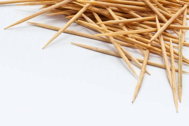 İzole edilmiş beyaz bir arkaplanda tahta kürdanlar