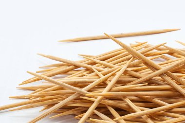 İzole edilmiş beyaz bir arkaplanda tahta kürdanlar