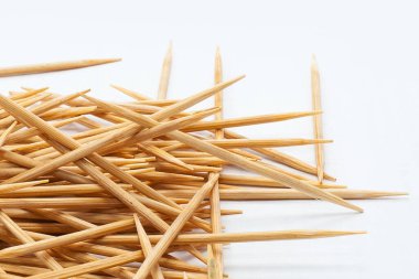 İzole edilmiş beyaz bir arkaplanda tahta kürdanlar