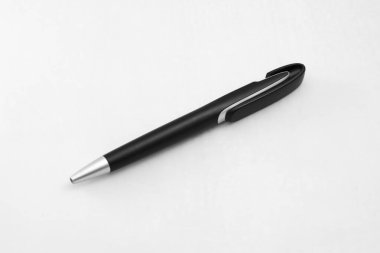 İzole edilmiş beyaz arkaplandaki tükenmez kalem