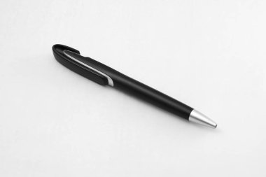 İzole edilmiş beyaz arkaplandaki tükenmez kalem