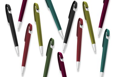 İzole edilmiş beyaz arkaplanda çok renkli tükenmez kalemlerin dokusu