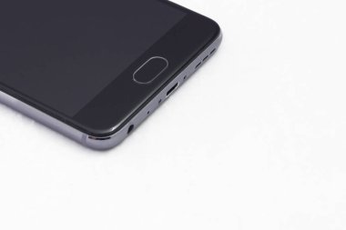 İzole edilmiş beyaz arkaplanda cep telefonu