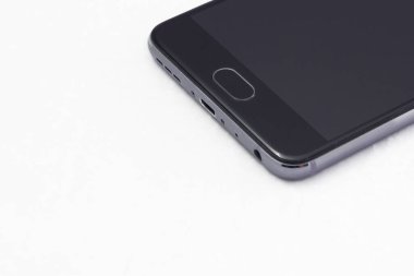 İzole edilmiş beyaz arkaplanda cep telefonu