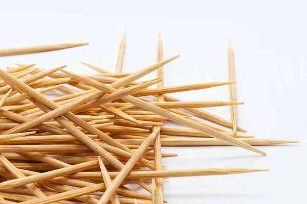 İzole edilmiş beyaz bir arkaplanda tahta kürdanlar