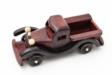 Tahta oyuncak araba beyaz arkaplanda izole edilmiş.