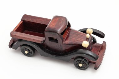 Tahta oyuncak araba beyaz arkaplanda izole edilmiş.