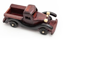 Tahta oyuncak araba beyaz arkaplanda izole edilmiş.