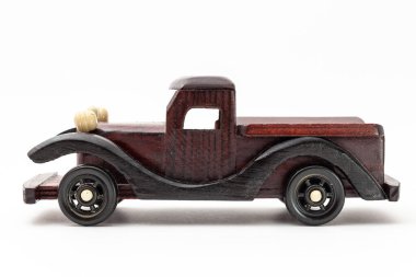 Tahta oyuncak araba beyaz arkaplanda izole edilmiş.