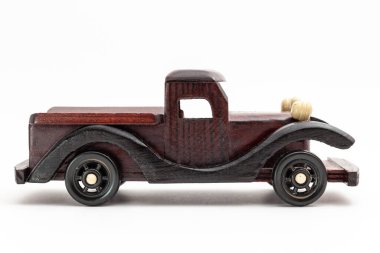 Tahta oyuncak araba beyaz arkaplanda izole edilmiş.