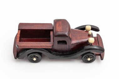 Tahta oyuncak araba beyaz arkaplanda izole edilmiş.