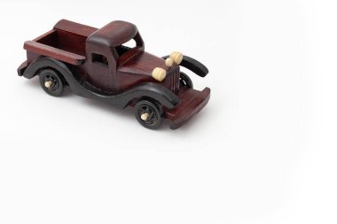 Tahta oyuncak araba beyaz arkaplanda izole edilmiş.