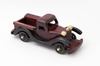 Tahta oyuncak araba beyaz arkaplanda izole edilmiş.