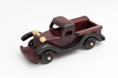 Tahta oyuncak araba beyaz arkaplanda izole edilmiş.