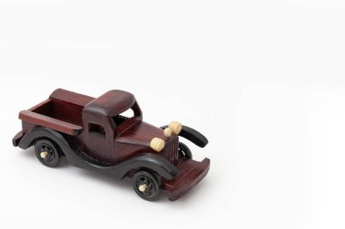 Tahta oyuncak araba beyaz arkaplanda izole edilmiş.