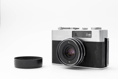 İzole edilmiş beyaz bir grup üzerinde retro film kamerası