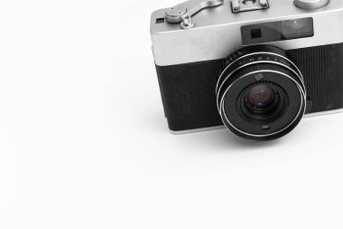 İzole edilmiş beyaz bir grup üzerinde retro film kamerası