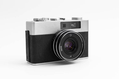 İzole edilmiş beyaz bir grup üzerinde retro film kamerası