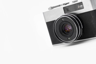 İzole edilmiş beyaz bir grup üzerinde retro film kamerası