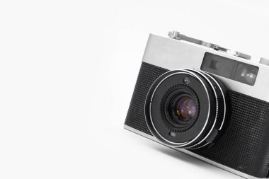 İzole edilmiş beyaz bir grup üzerinde retro film kamerası