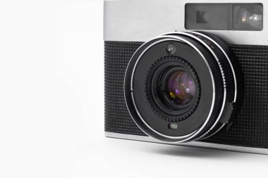 İzole edilmiş beyaz bir grup üzerinde retro film kamerası