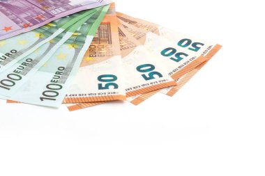 İzole edilmiş beyaz arkaplanda avro banknotları
